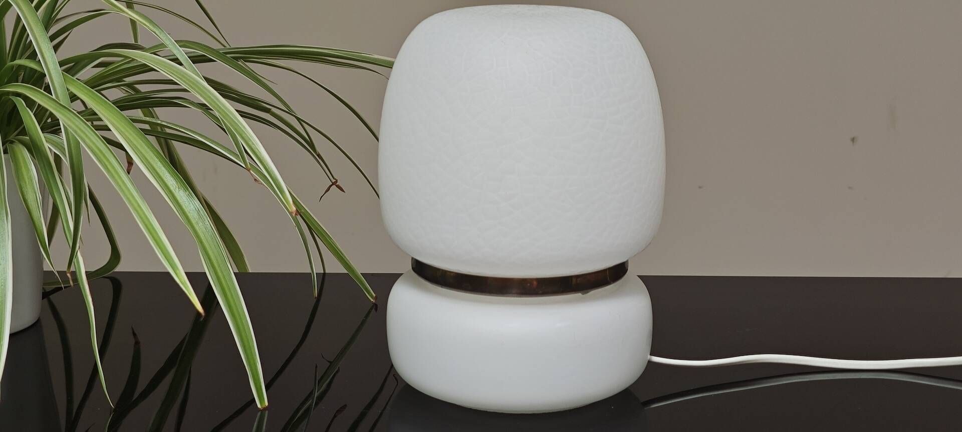 Lampe a poser tchèque en opaline blanche et laiton 1960