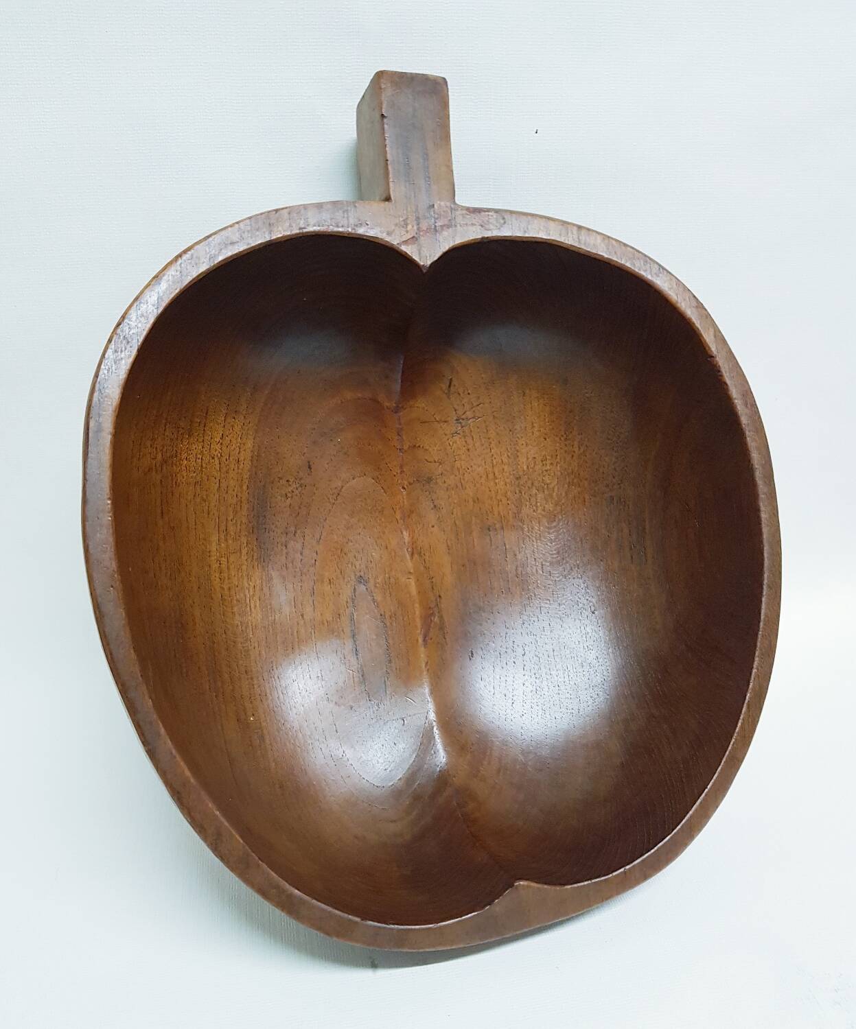 Coupe à fruits en teck sculptée à la main