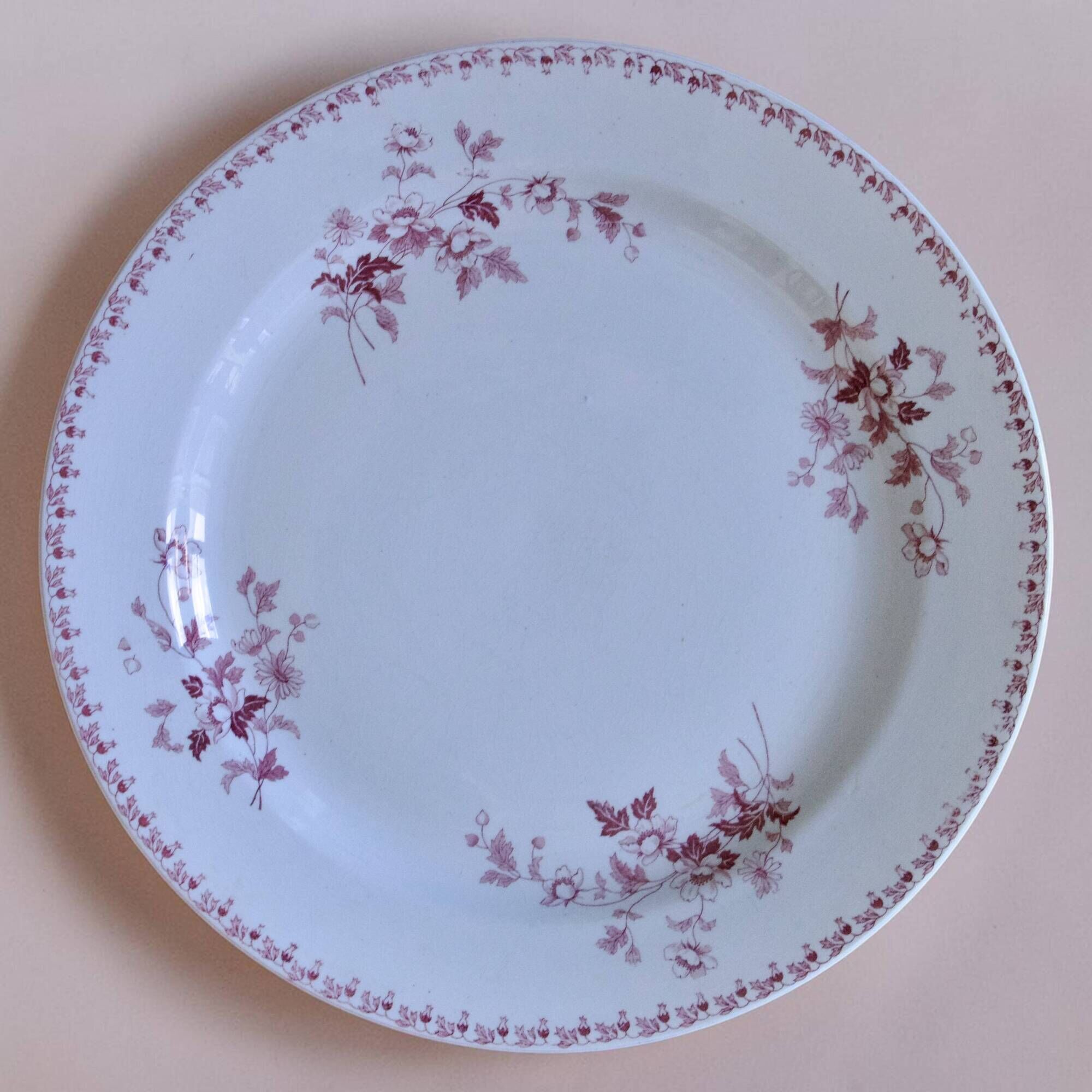Round plate from the 19th century, pink ironstone, signed Maestricht "Toulouse"
