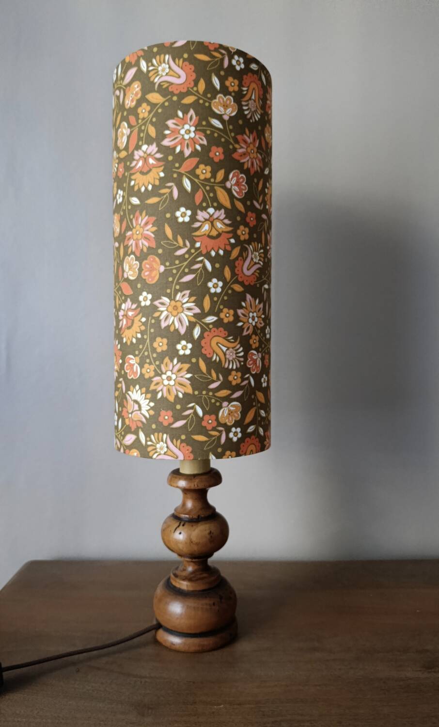 Vintage wooden table lamp with seventies flower tube shade