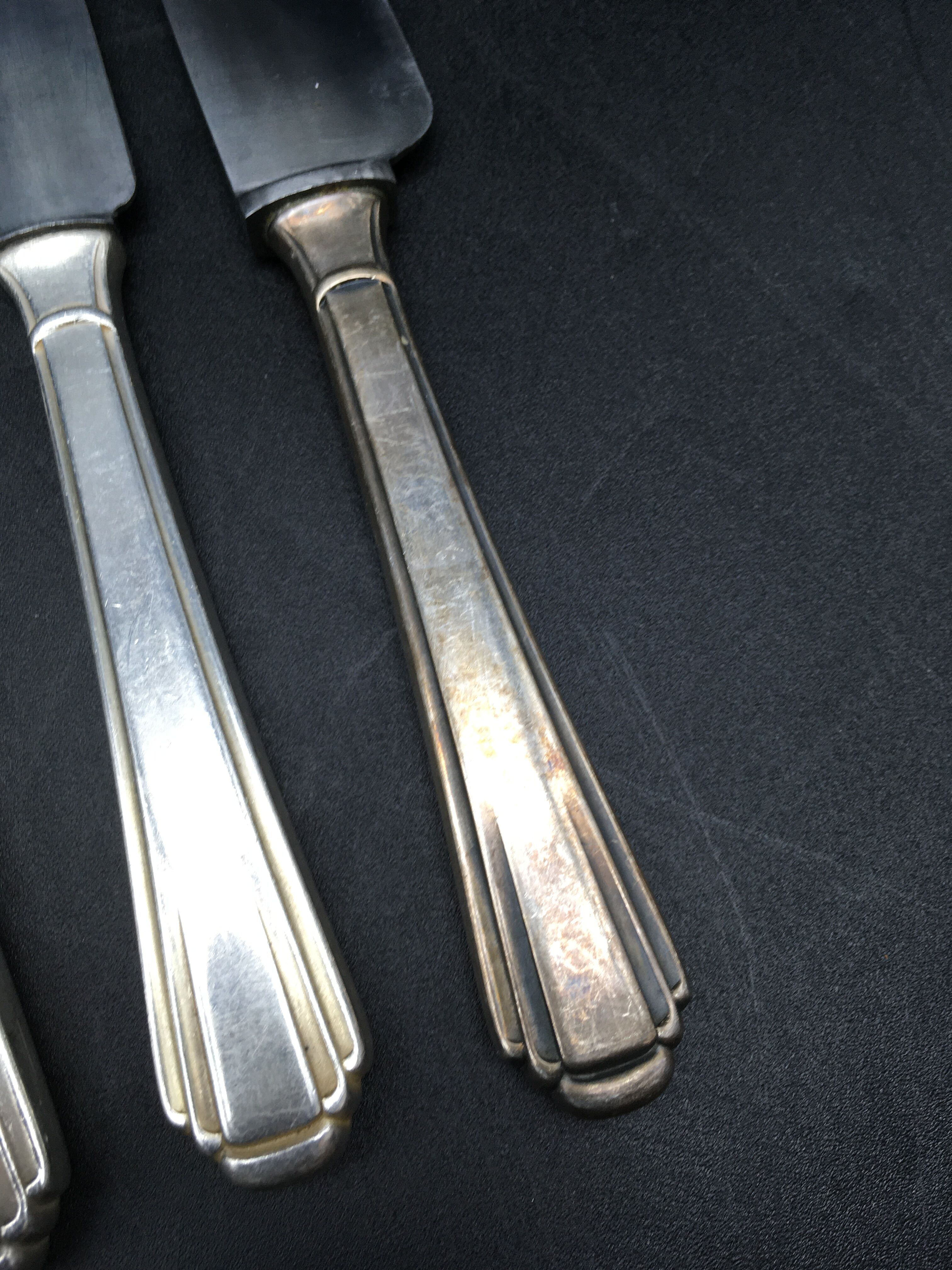 8 knives and 1 serving knife in silver metal Deetjen