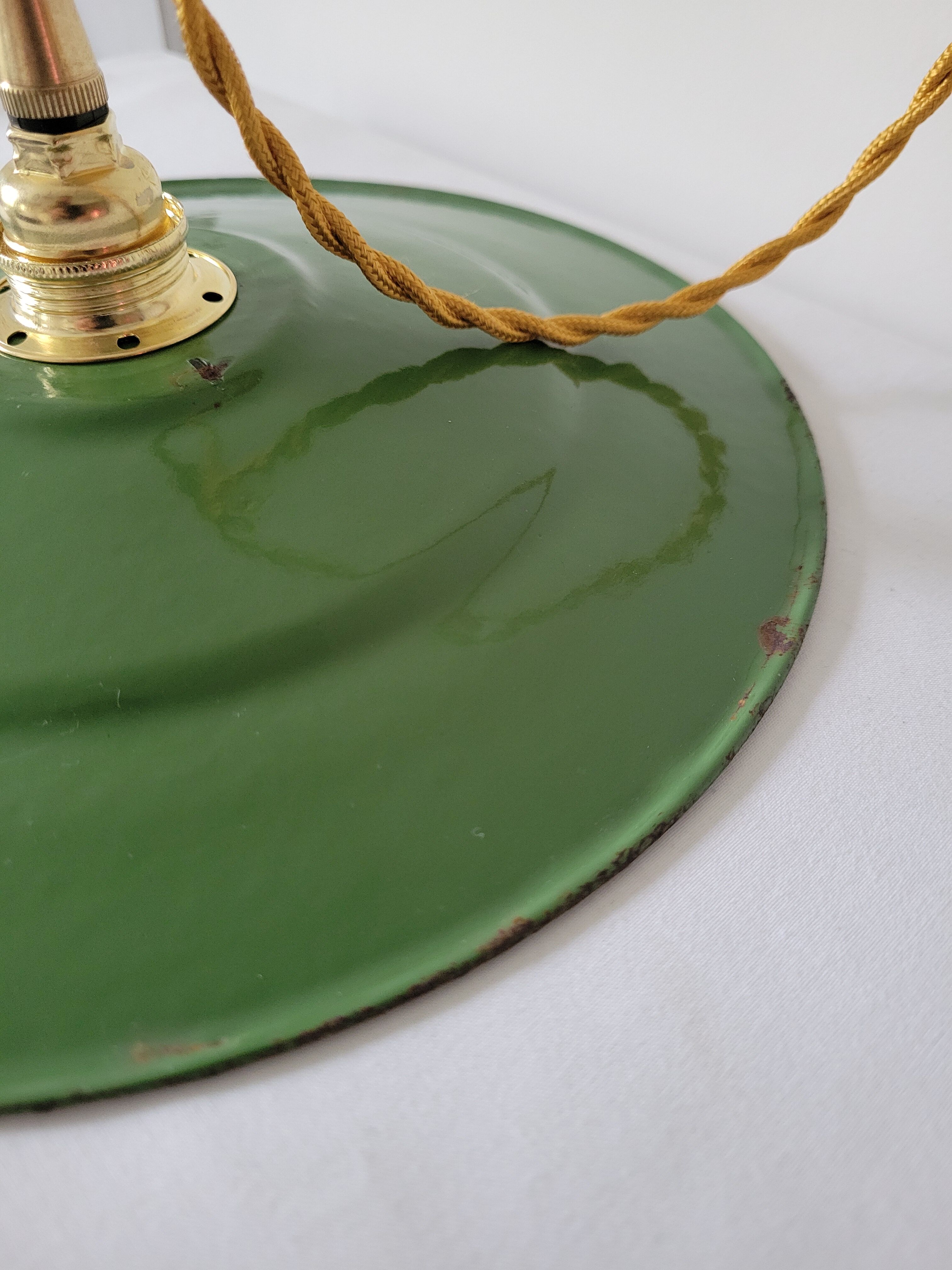 Green and white enamelled suspension