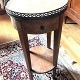 Table d’appoint ronde en bois, marbre et galerie en laiton – Style Louis XV