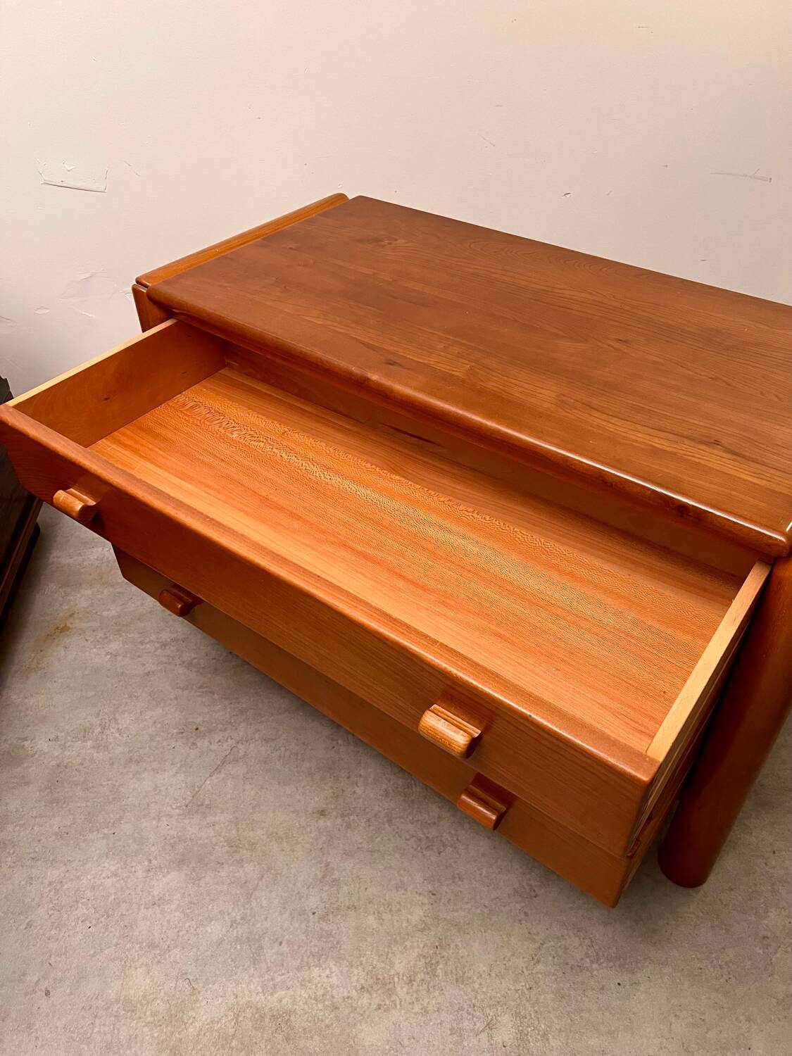 Ancienne commode 3 tiroirs en orme massif design années 70 brutaliste