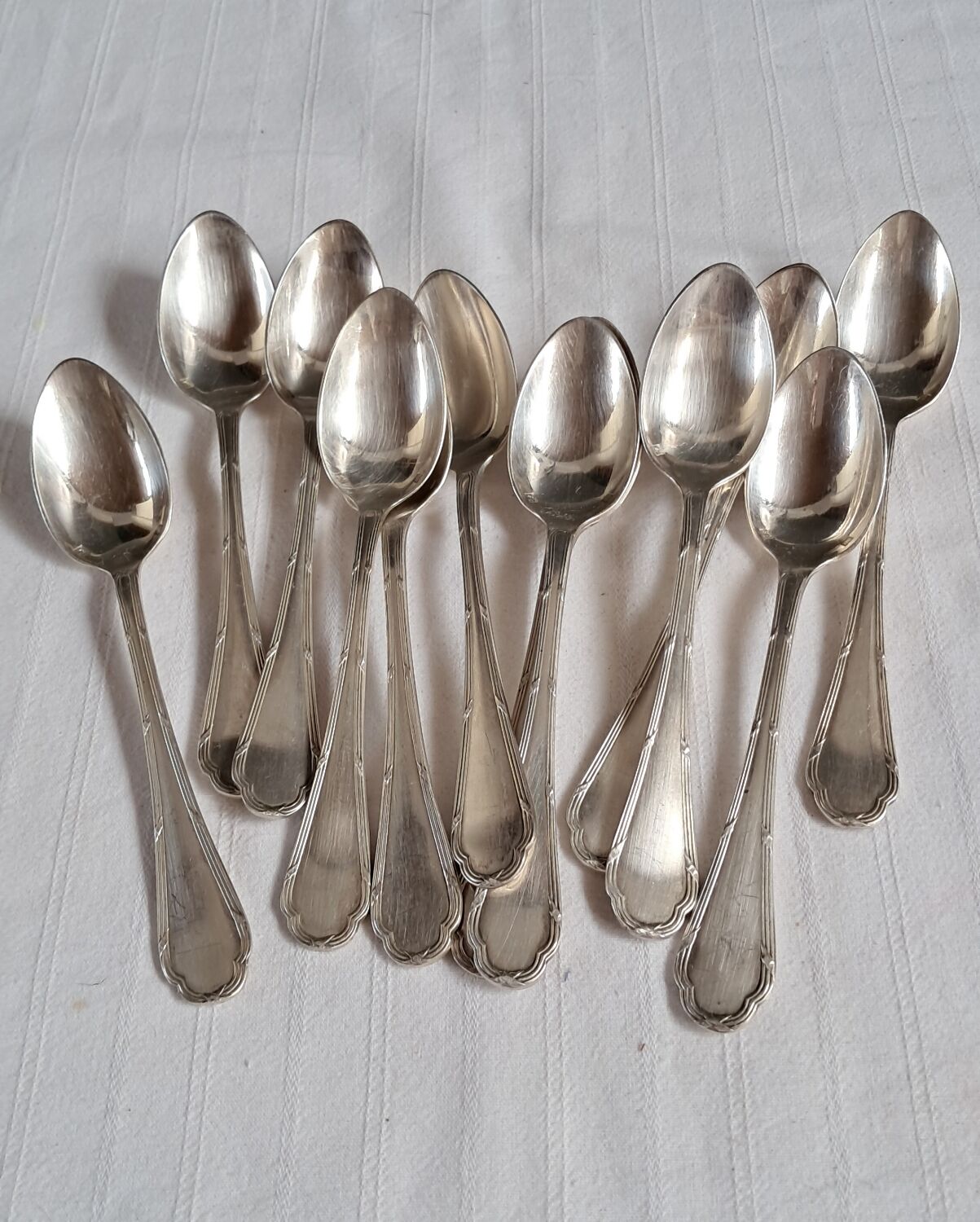 37-piece cutlery set in the liner style