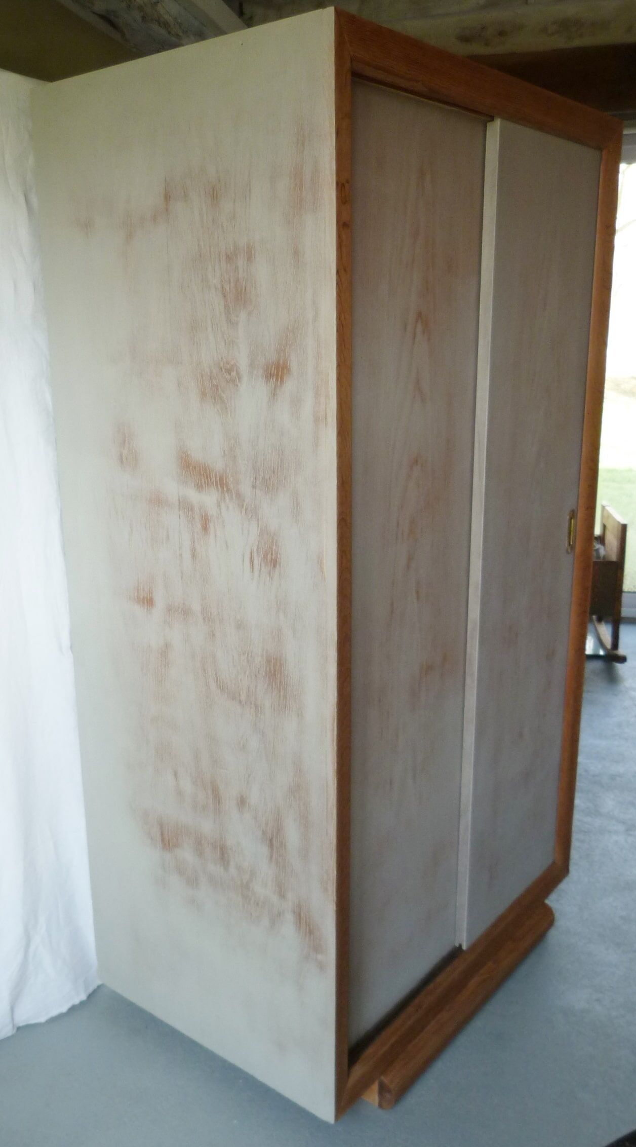 Art deco sliding door cabinet