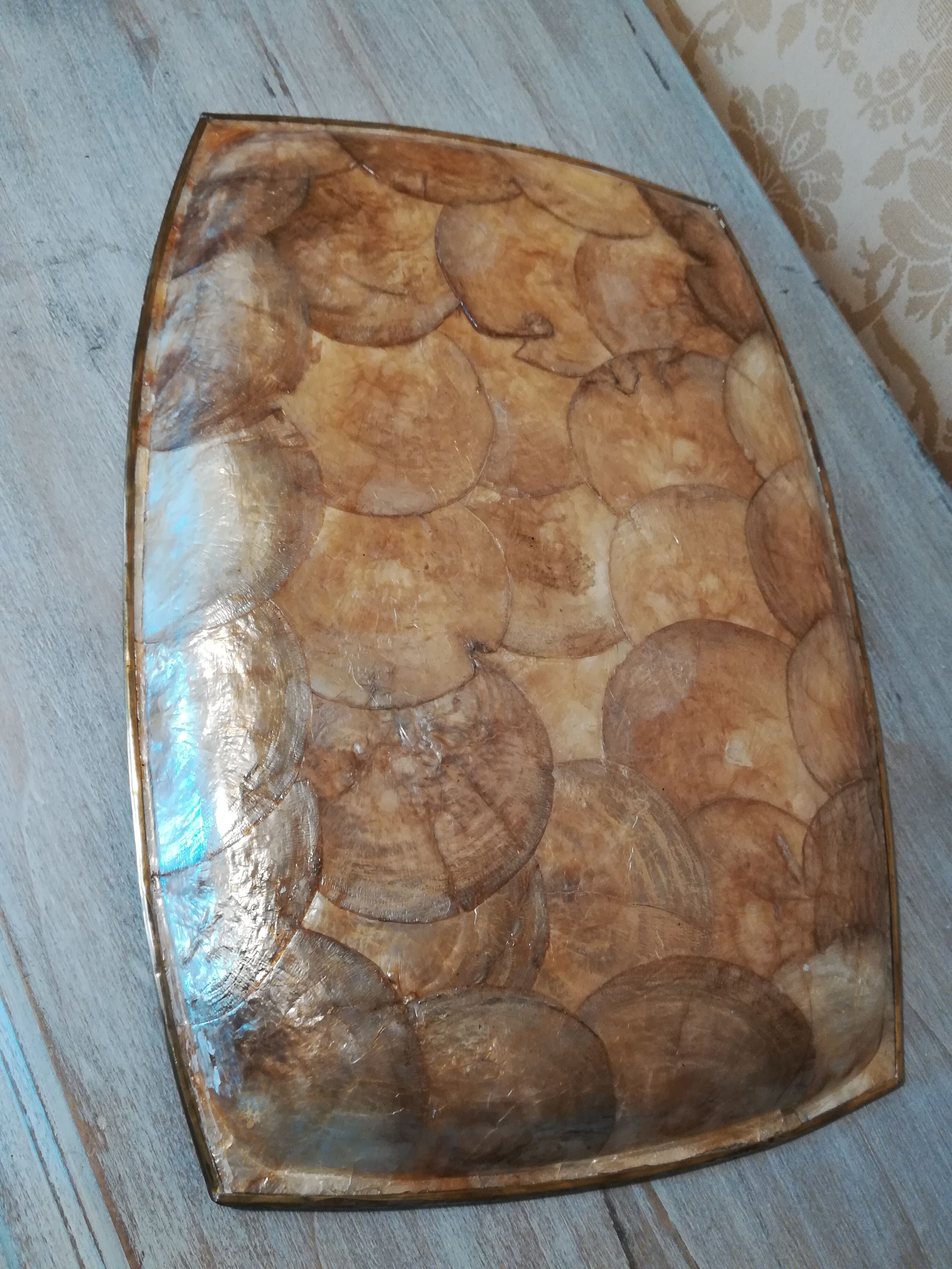 Mother-of-pearl plateau