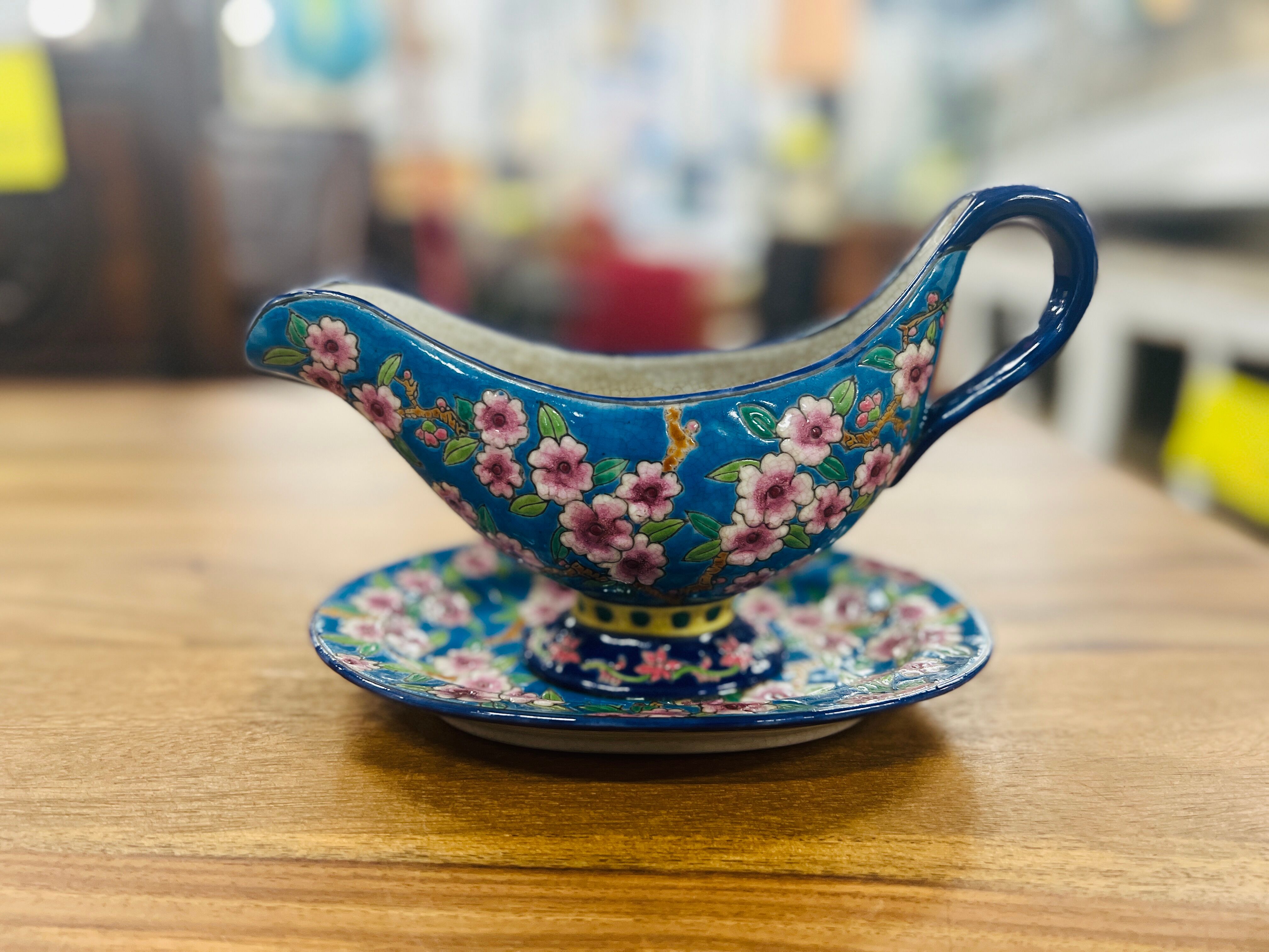 Antique saucière with support, Louvière