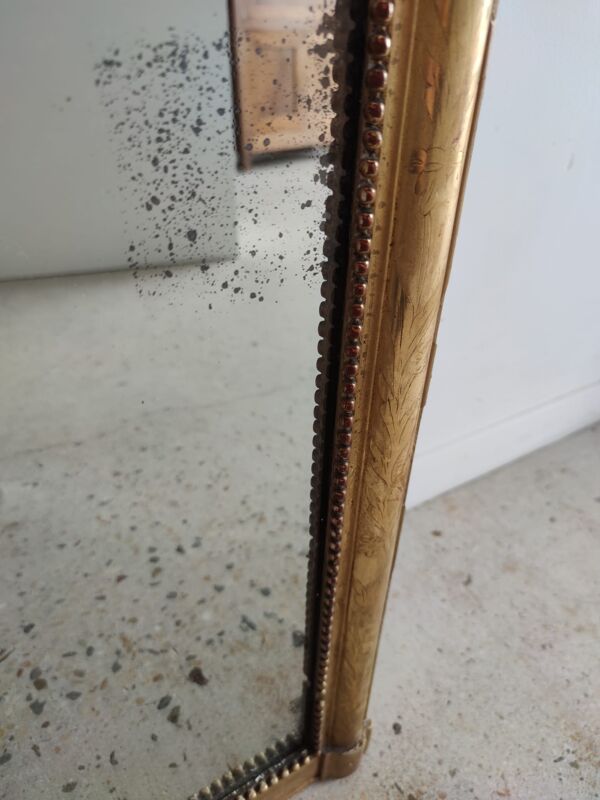 Miroir en bois et stuc doré à rais de perles h: 2m45 l:40cm