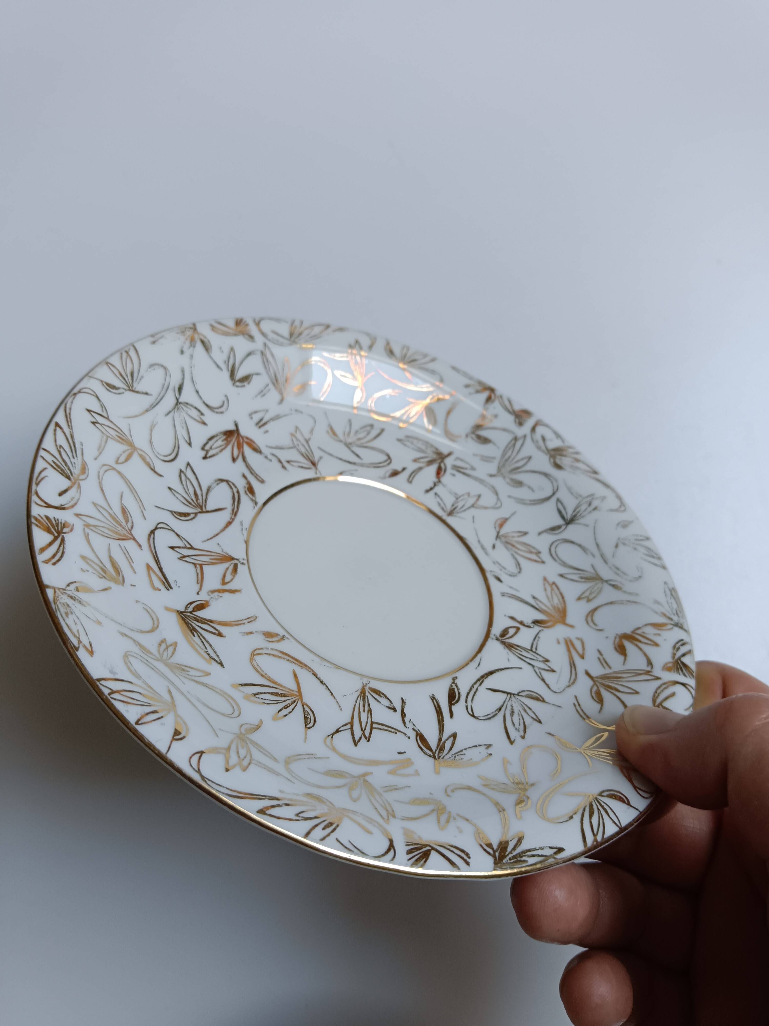 Large porcelain cup from Bavaria with a pearlescent finish and rose decorations.