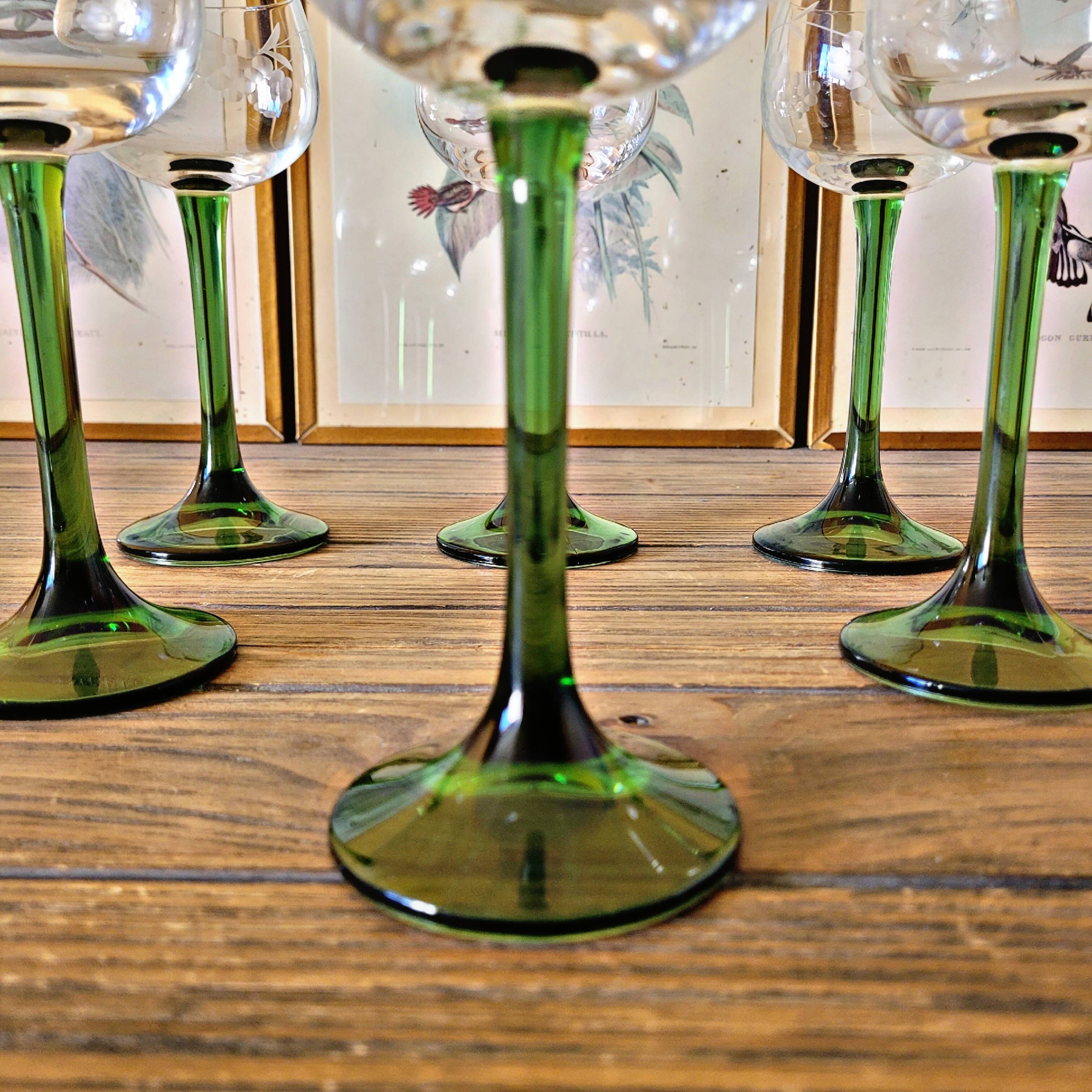 6 verres à vin d'Alsace au décor gravé (raisin), pied vert