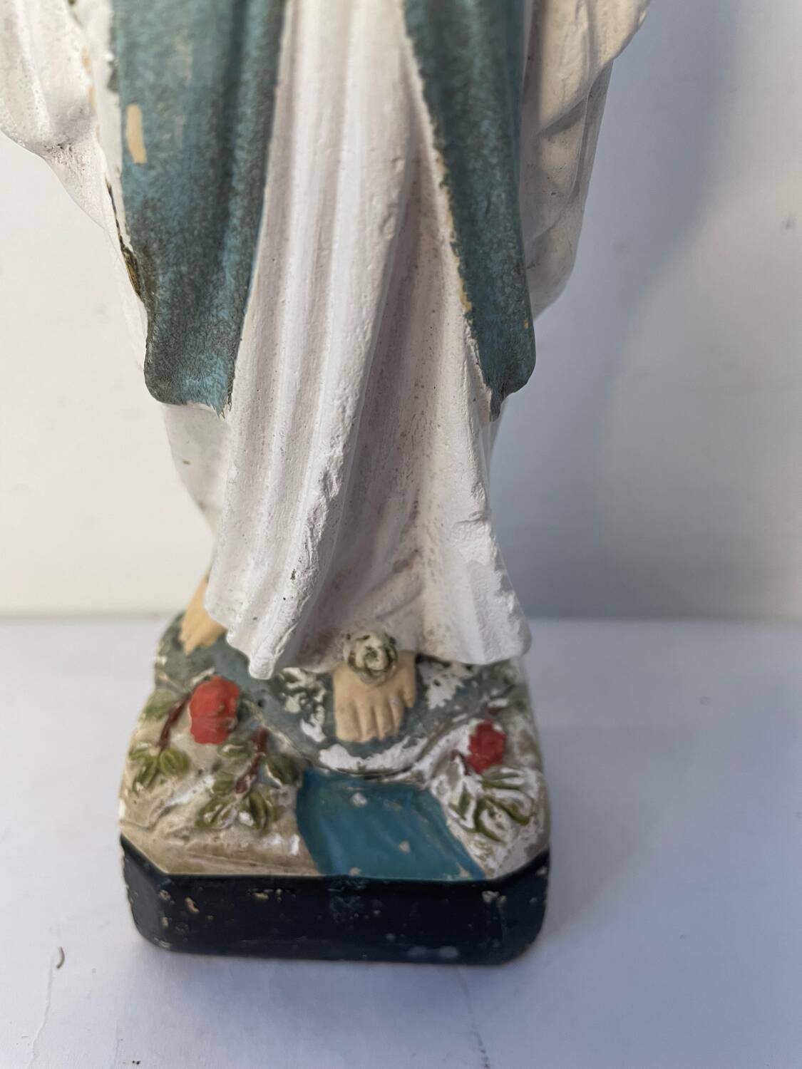 Ancienne vierge en plâtre