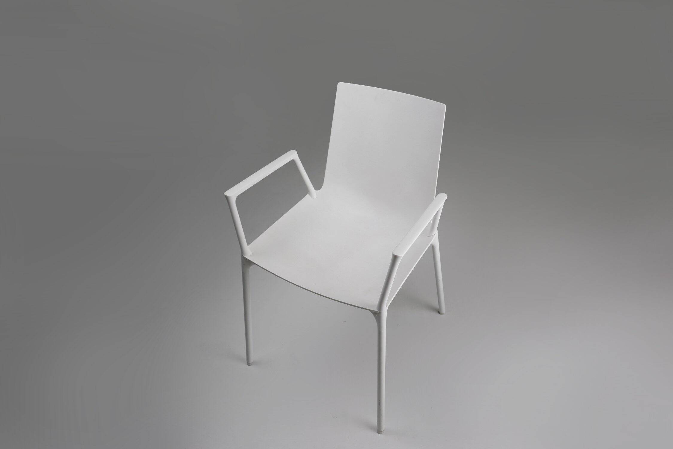 Chaise blanche design du 21e siècle avec accoudoirs, Belgique