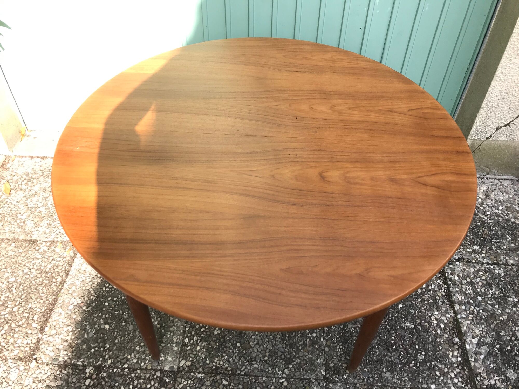 Ancienne table à manger scandinave en bois de teck et pieds compas avec rallonges vintage