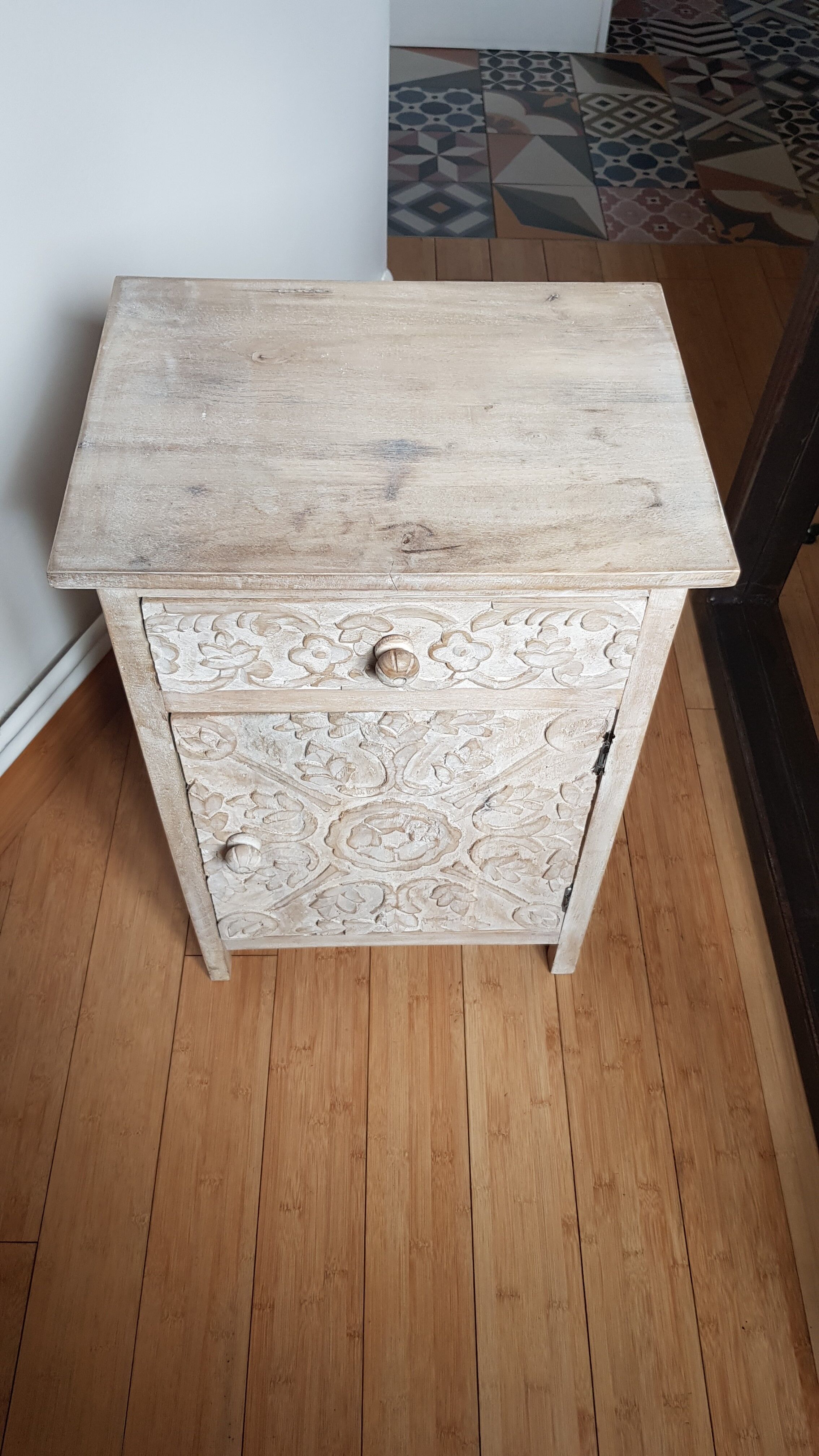 Chiseled mango tree bedside
