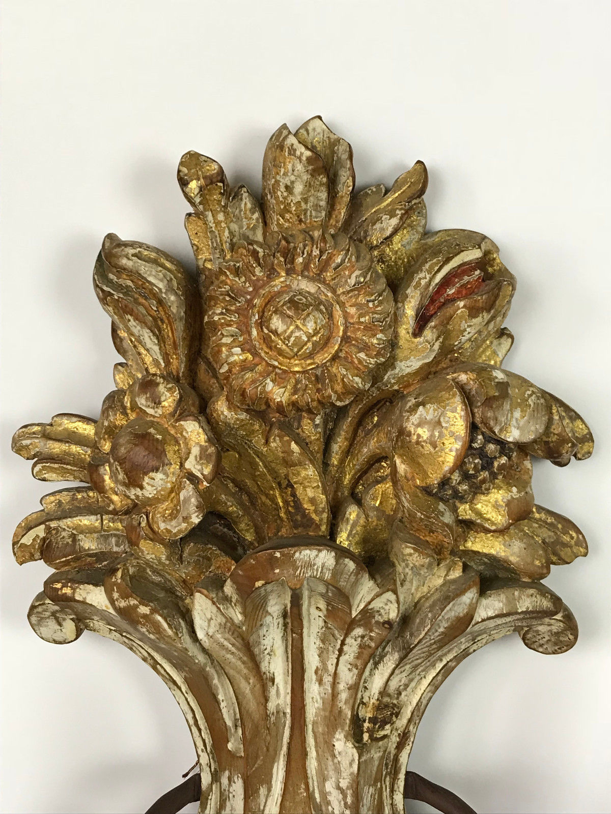 Paire d'appliques a 2 lumières en bois sculpté et patiné à décor de fleurs