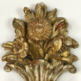 Paire d'appliques a 2 lumières en bois sculpté et patiné à décor de fleurs