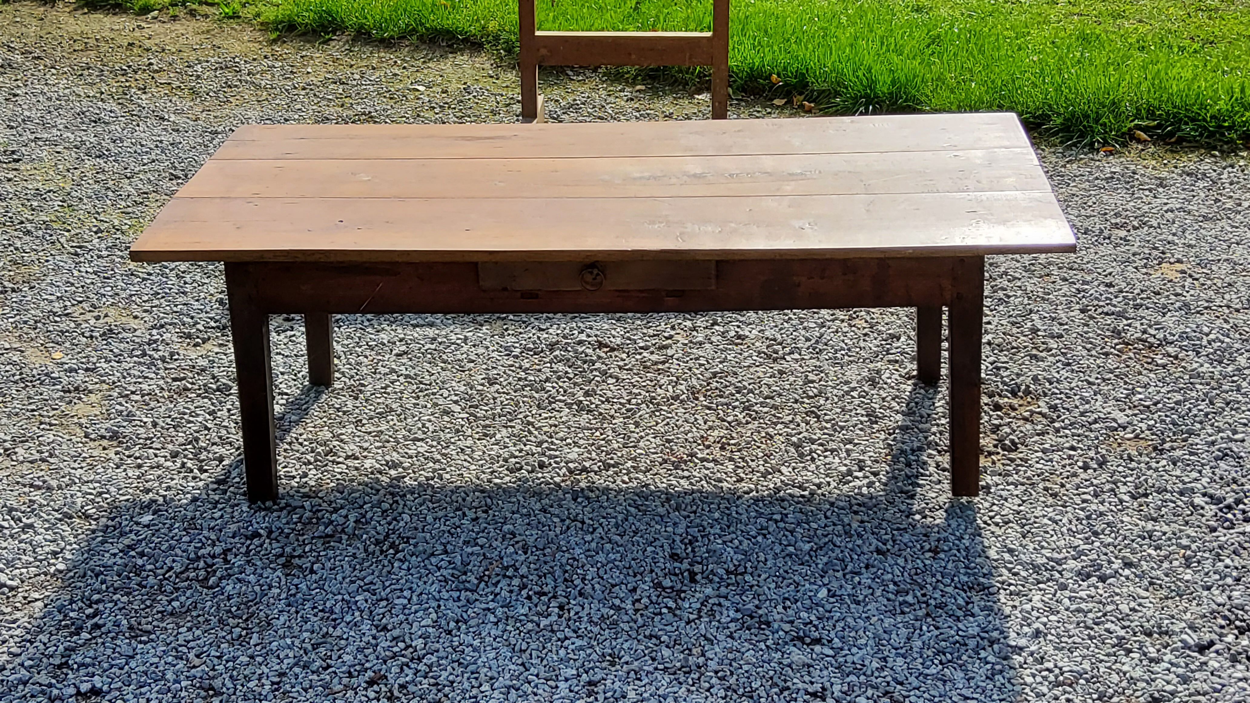 Table basse de ferme XIXième siècle plateau merisier piètement chêne 1 tiroir pieds fuseaux