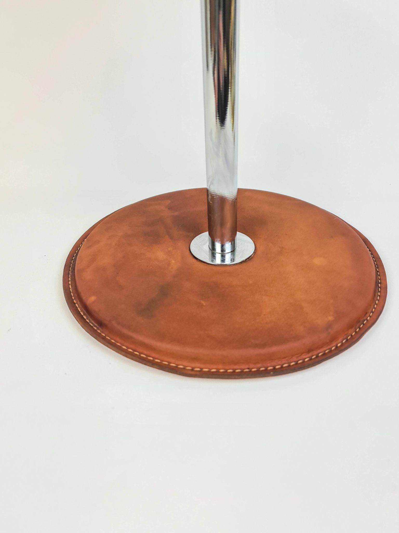 Atelje Lyktan desk lamp in chrome and vintage brown leather, mid-century, Sweden.