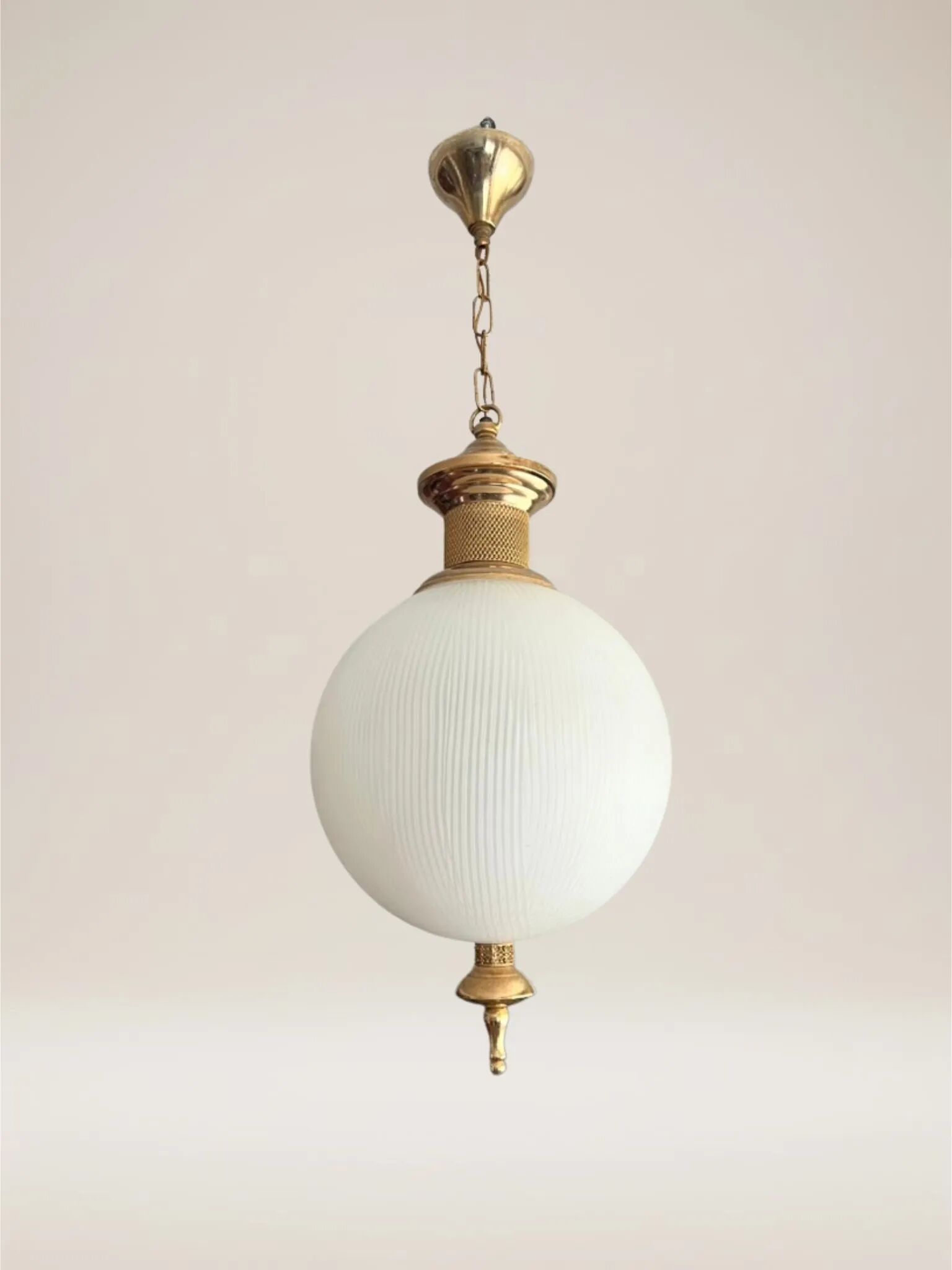 Suspension globe en verre et laiton