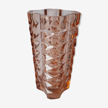 Vase rose en verre taillé