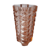 Vase rose en verre taillé