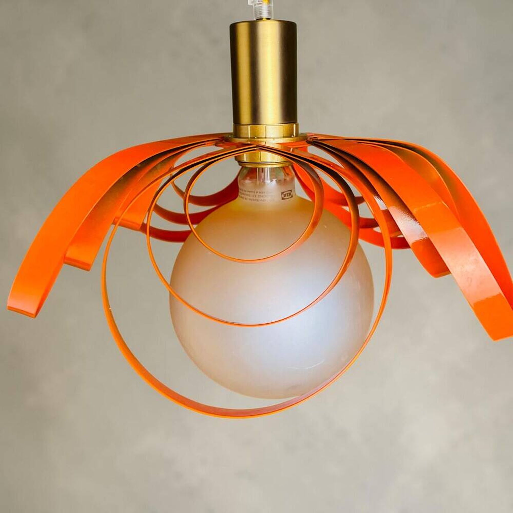 Lampe en métal orange moderne française avec un ruban