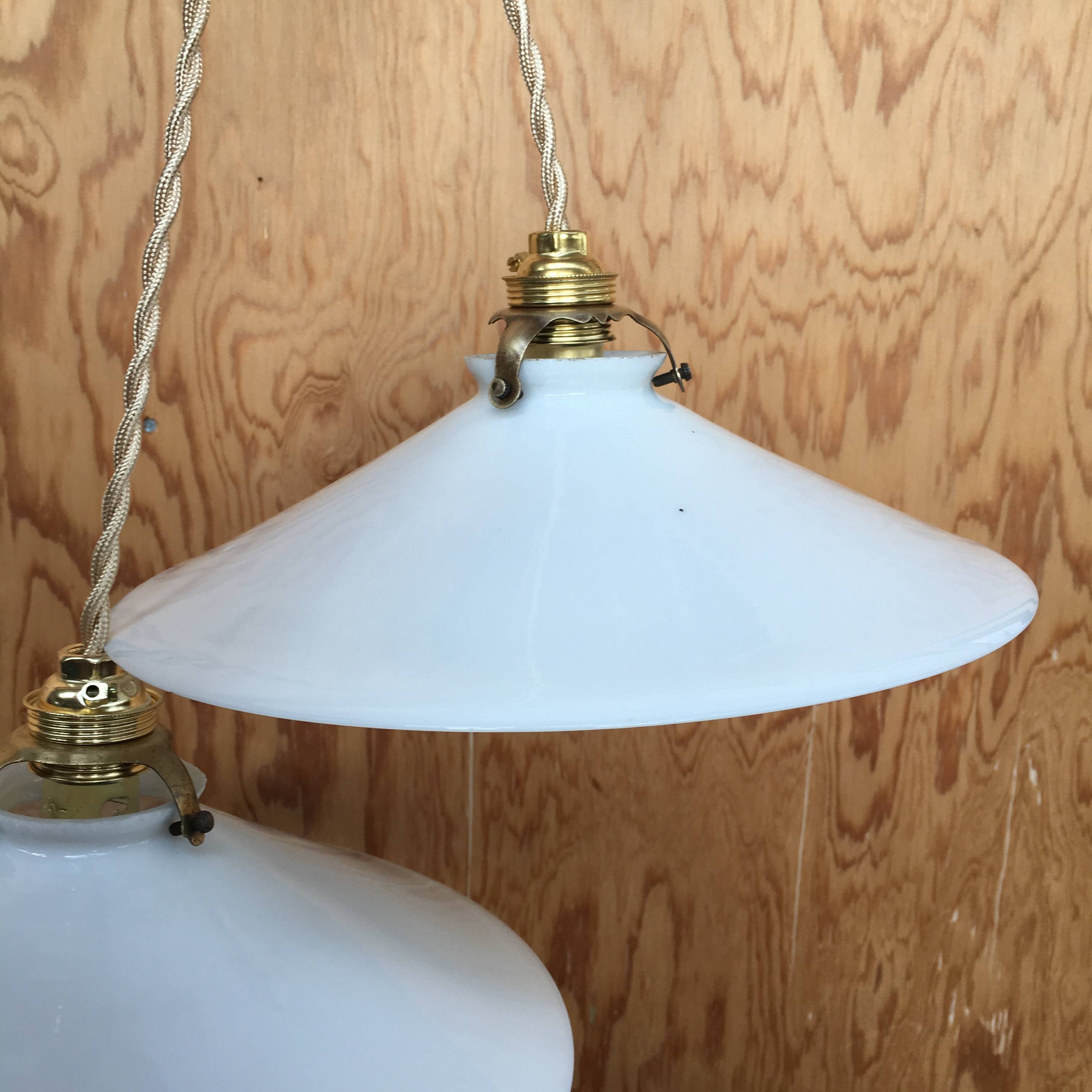 Paire de suspensions vintage en opaline blanche