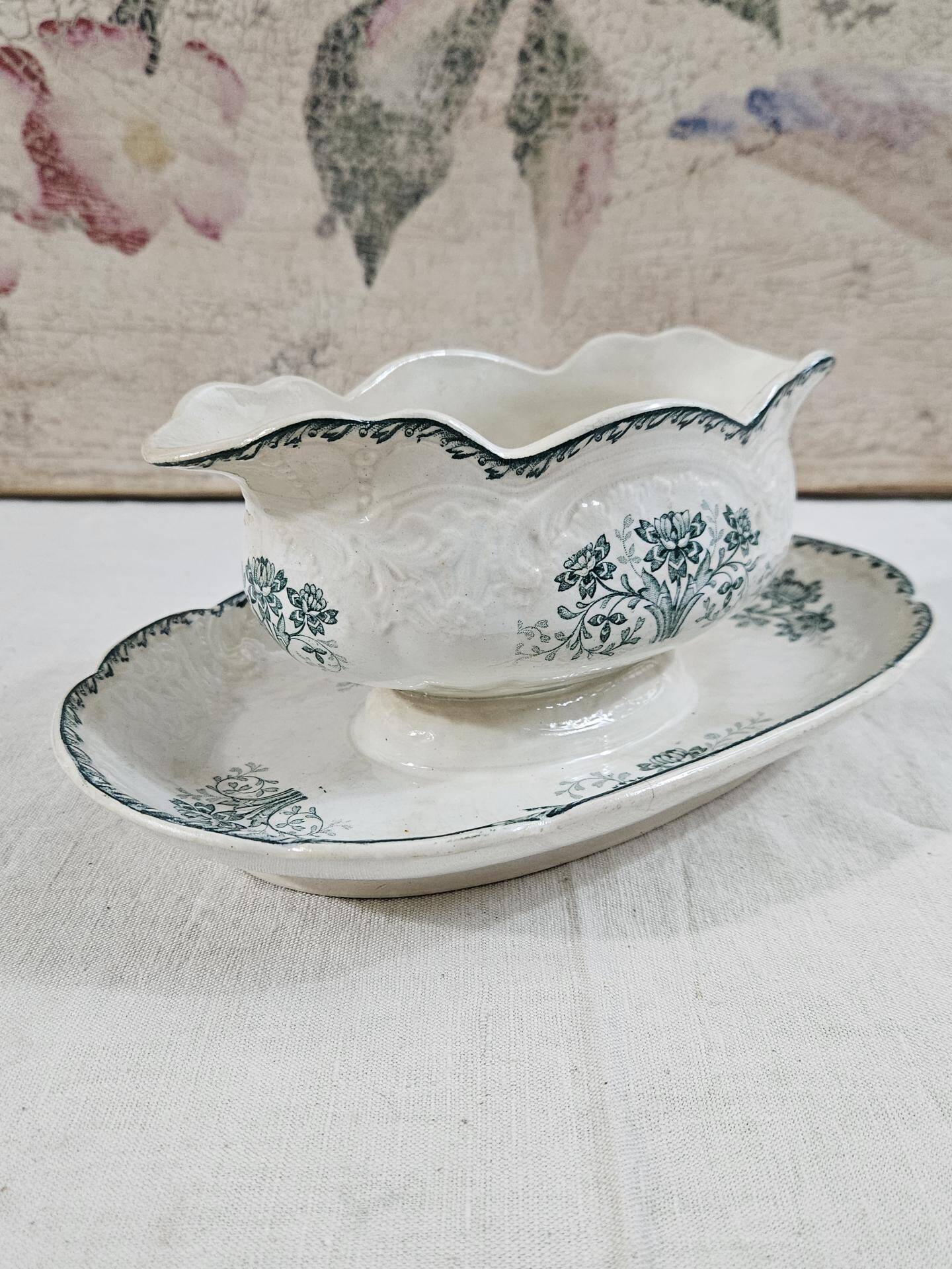 Ironware sauceboat
