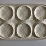 Plat en barbotine blanche faience de Gien 1970