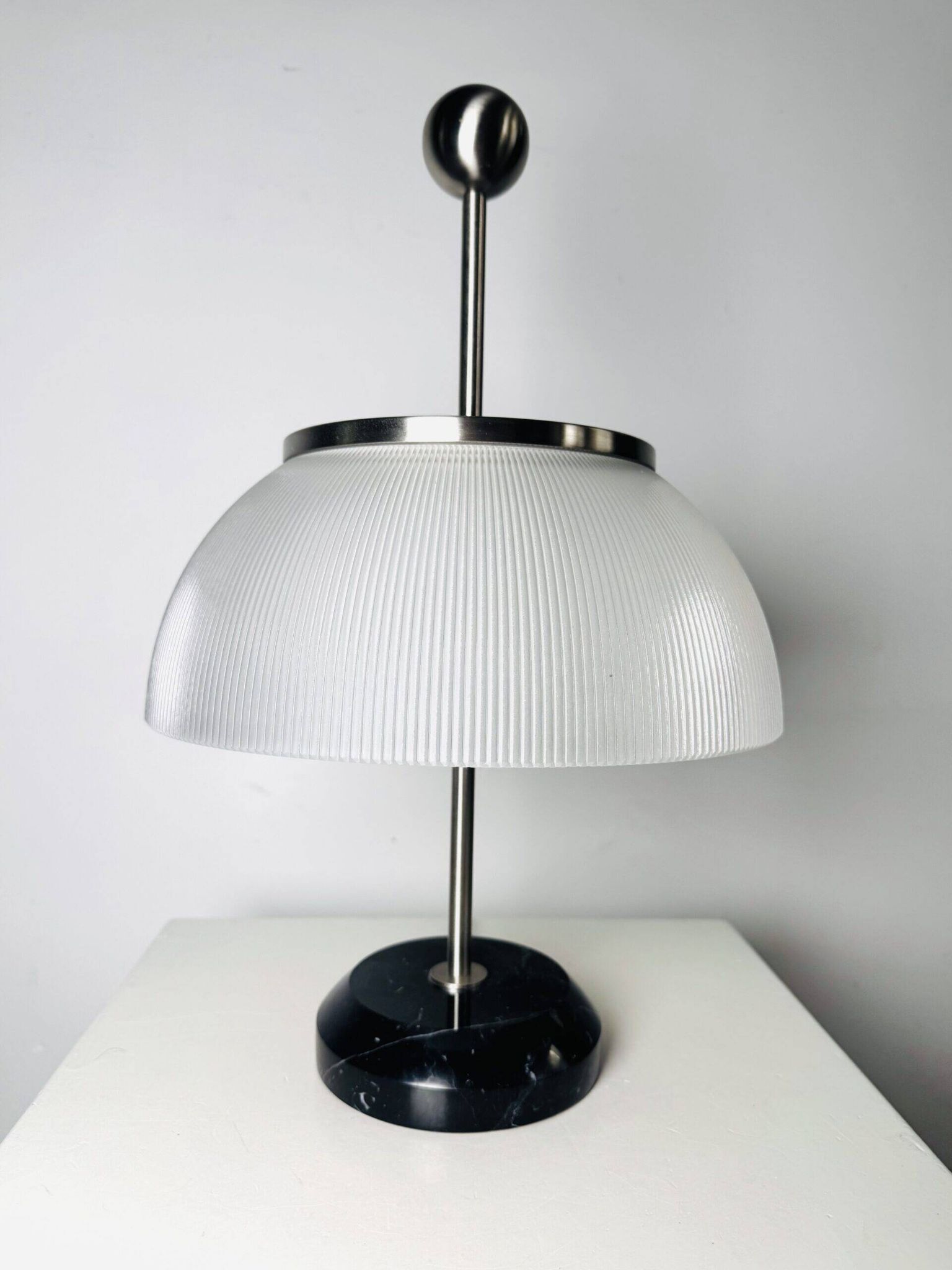 Lampe de table 'Alfa' avec base en marbre par Sergio Mazza pour Artemide, Italie, réédition des années 1950.
