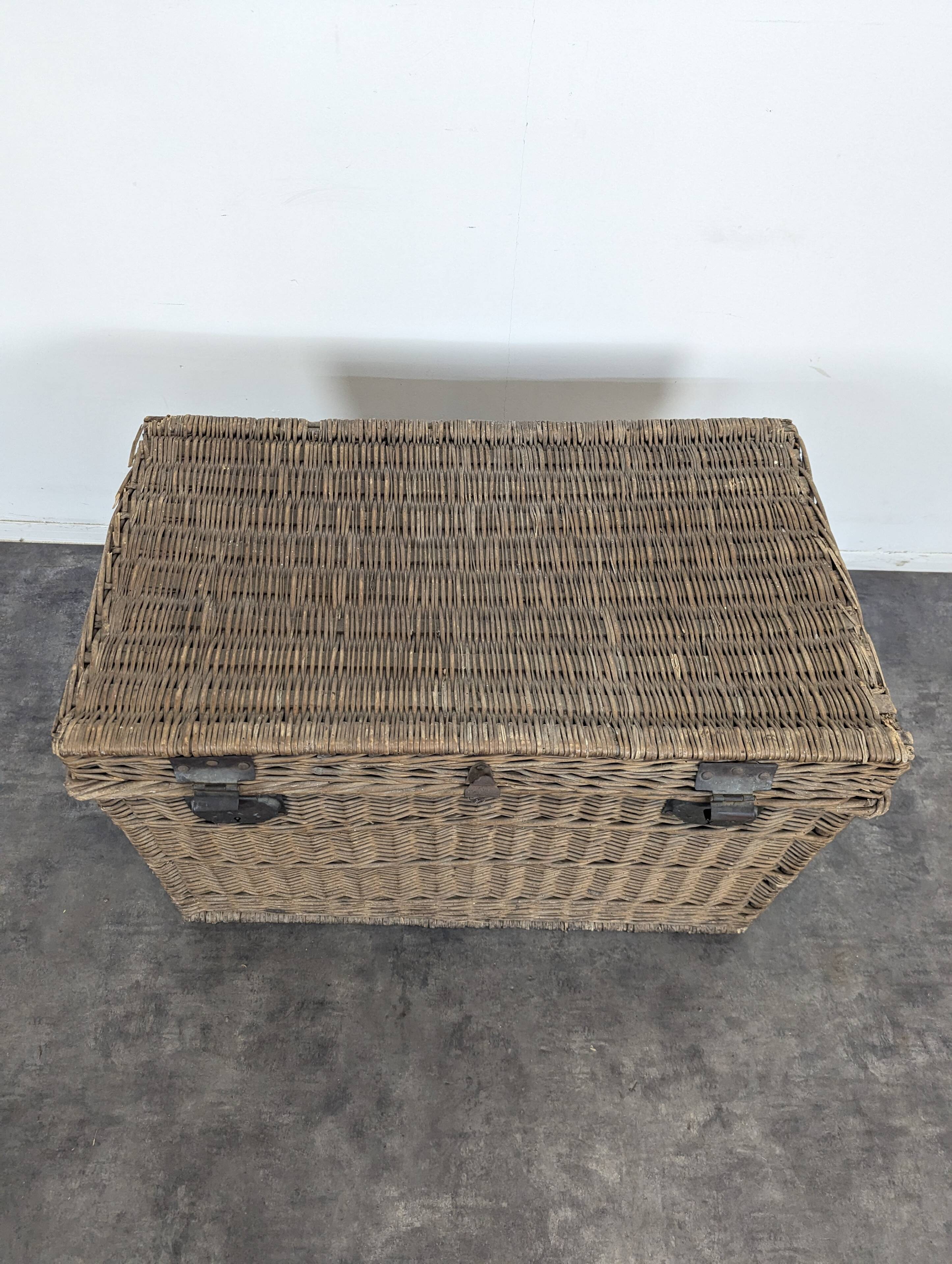 Malle de voyage en osier