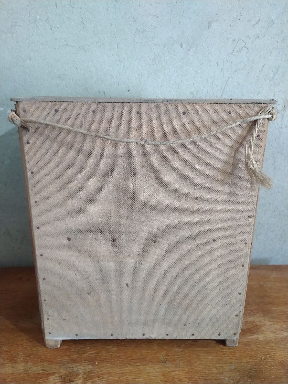 Wall-mounted pantry in vintage mesh wood