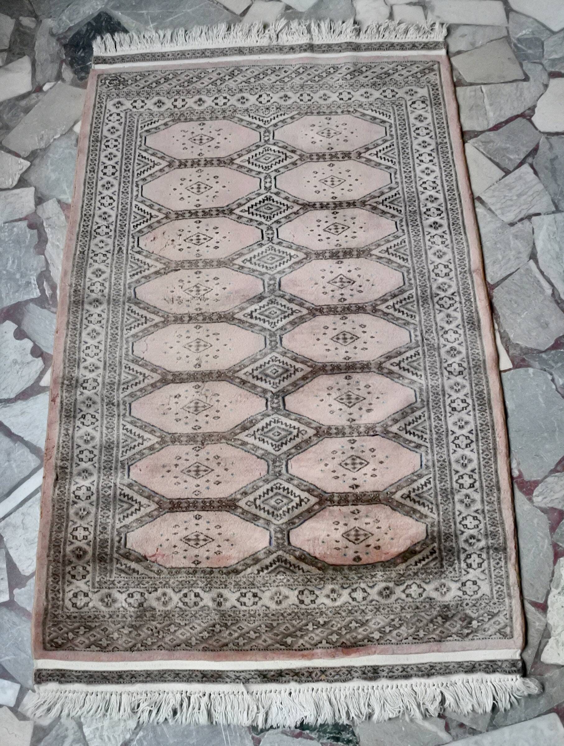 Vintage hand-woven Pakistani Bukhara rug 146x95cm.