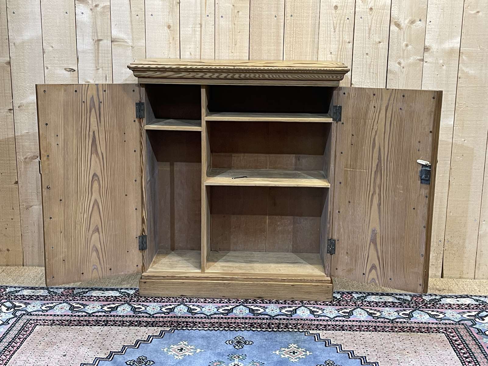 English buffet XIXth in pitch pine