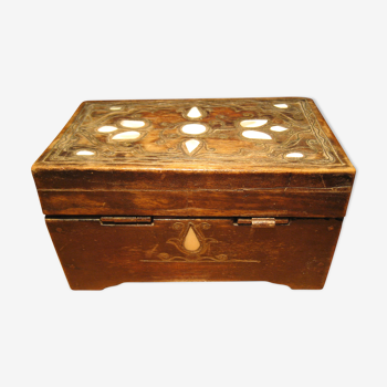 Wooden jewelry box and mother-of-pearl inlays