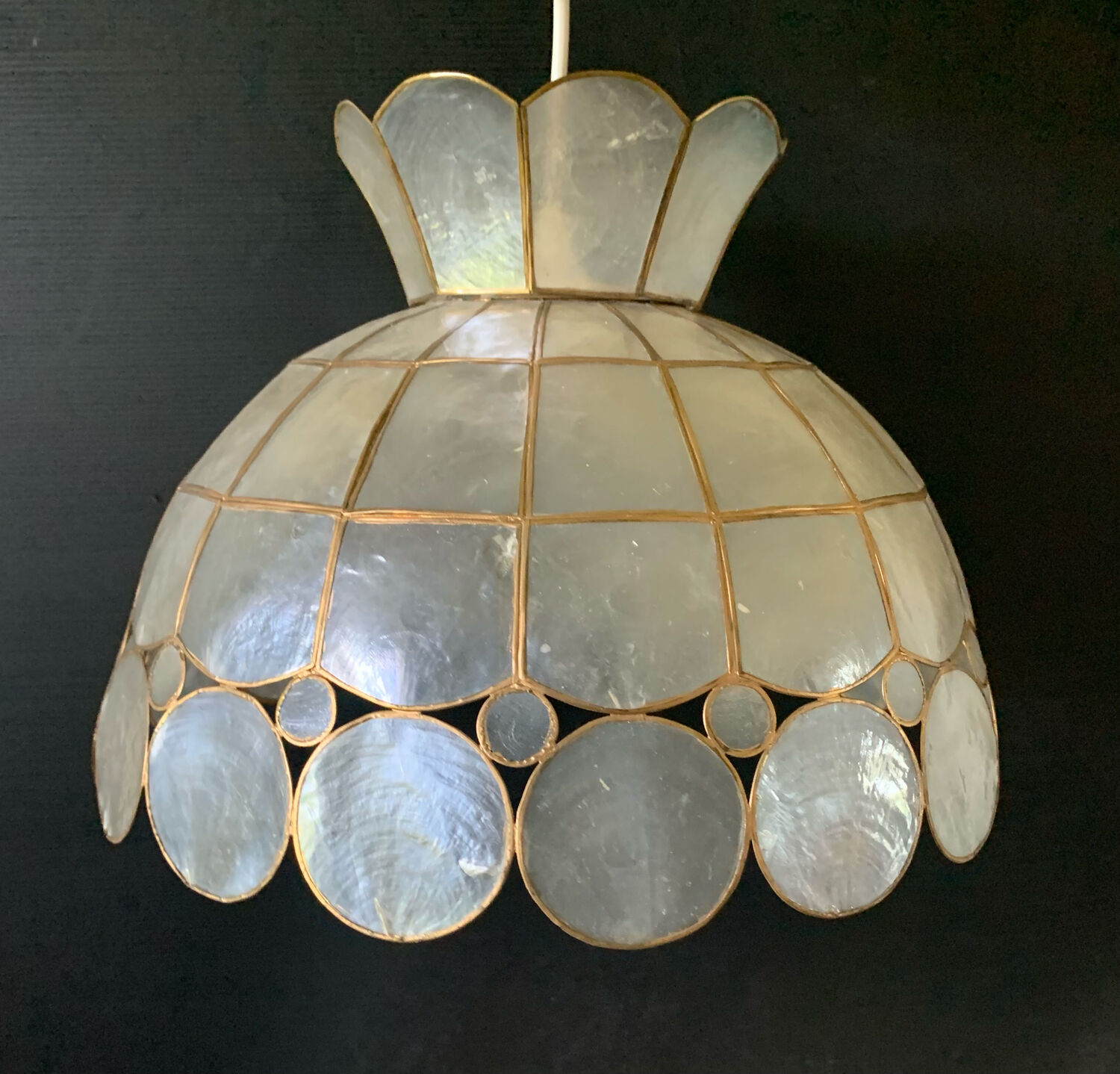 Mother-of-pearl suspension