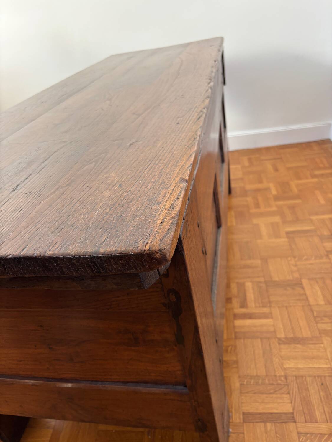 Grand coffre ancien en chêne massif – XIXe – belle patine d’origine