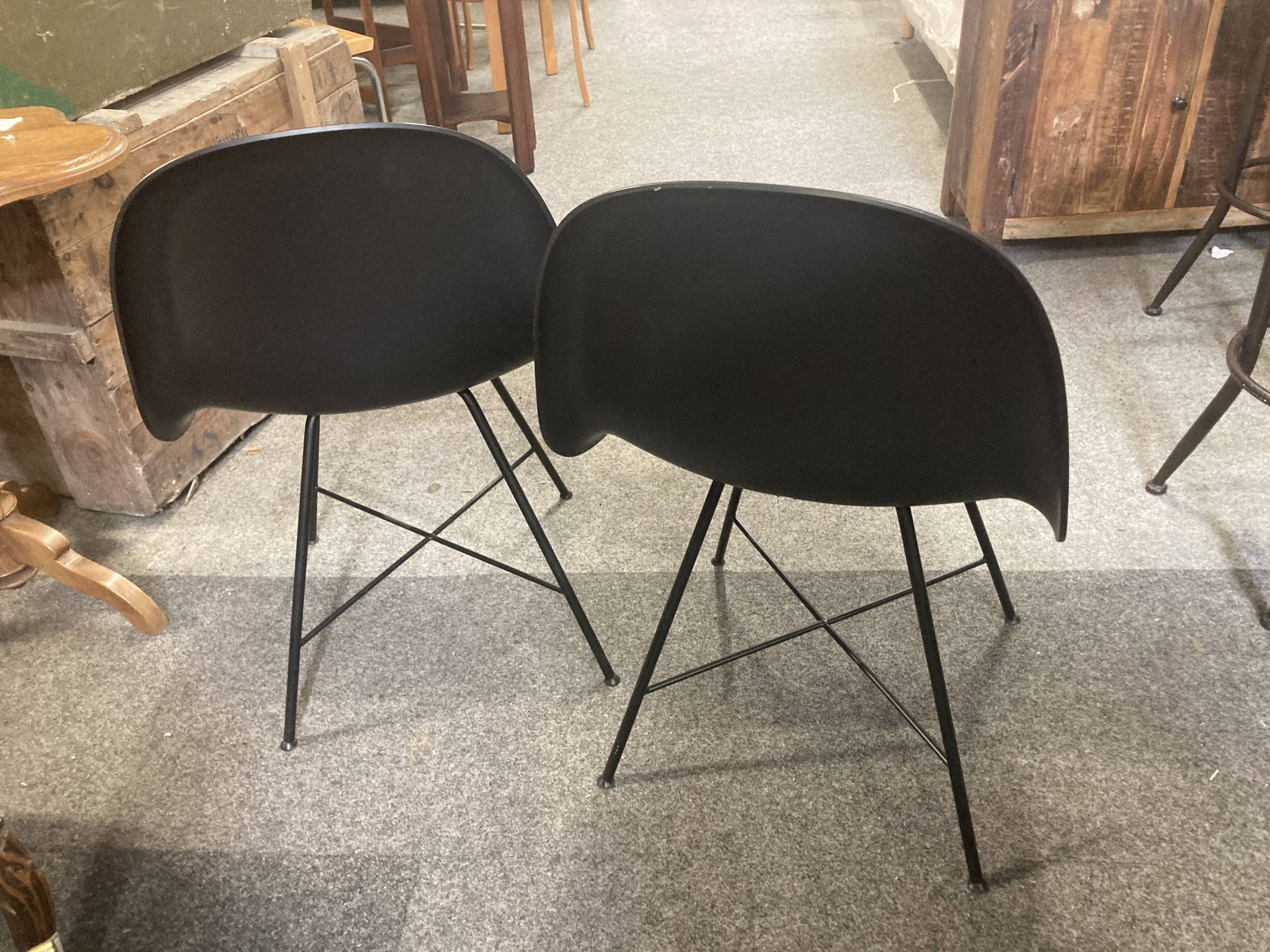 Lot de 2 chaises Gubi modèle 3d design par Komplot