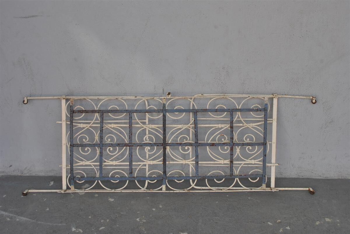 Bed in wrought iron of time end XIX painted white