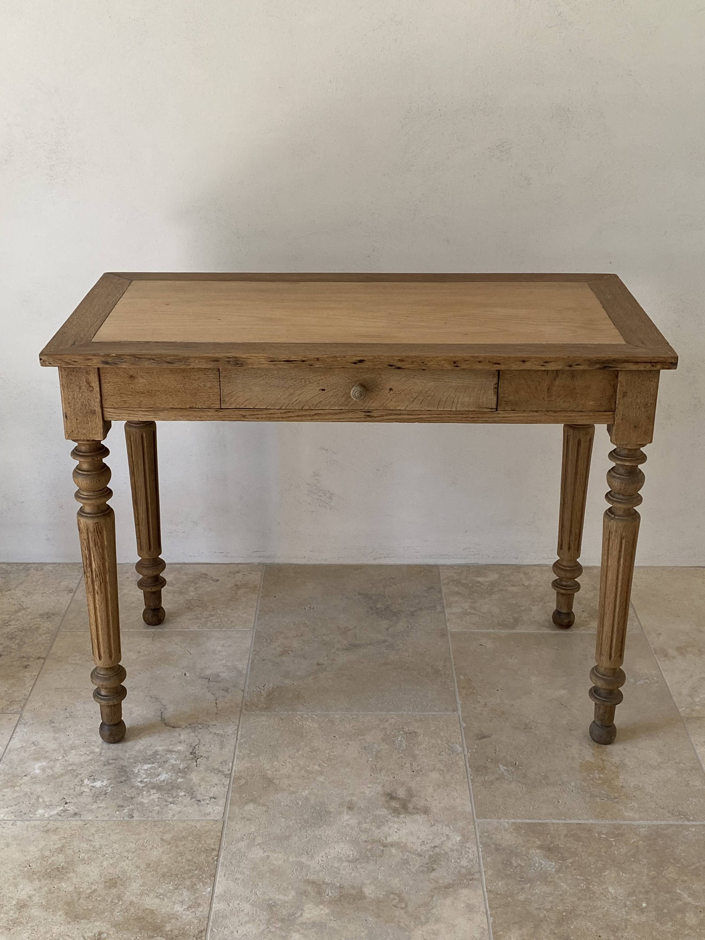 Rustic oak desk table, fluted turned legs, 19th century.