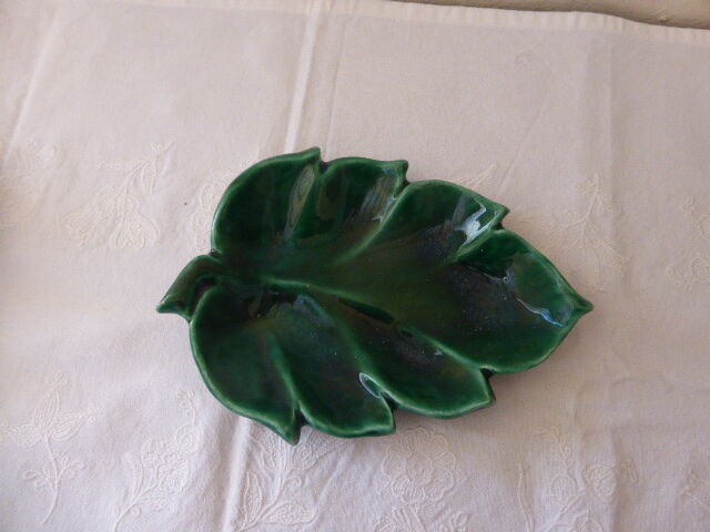 Set of 3 dishes in the shape of a ceramic leaf 1960