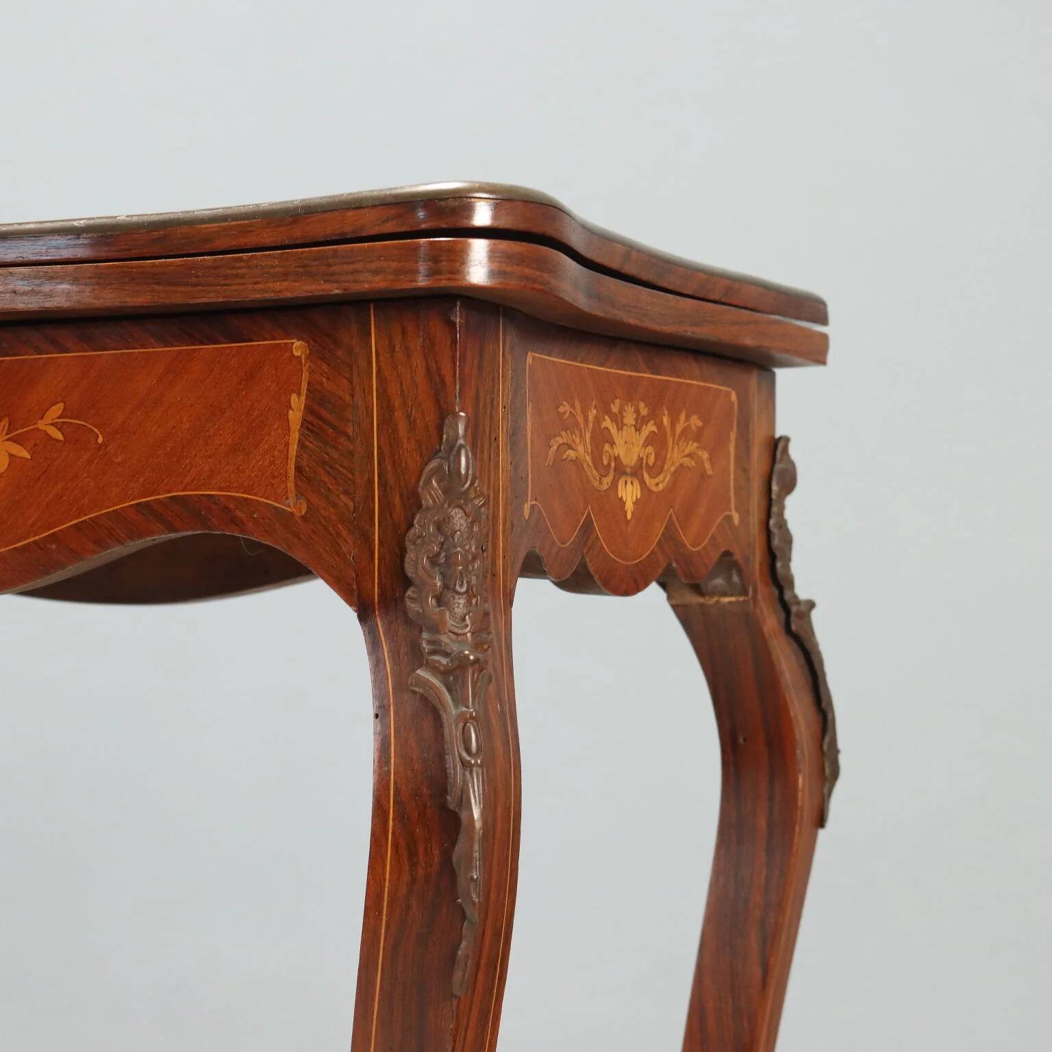 Game table in Indian rosewood and mahogany