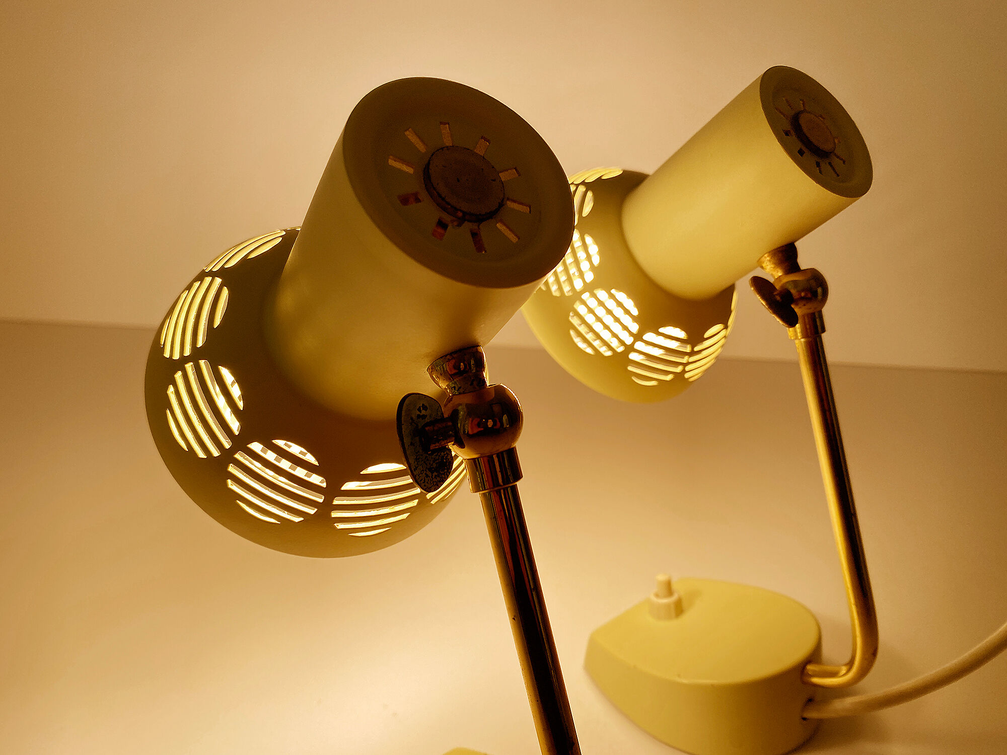 Pair of vintage 50s bedside table lamps, white yellow, laitonon, opaline