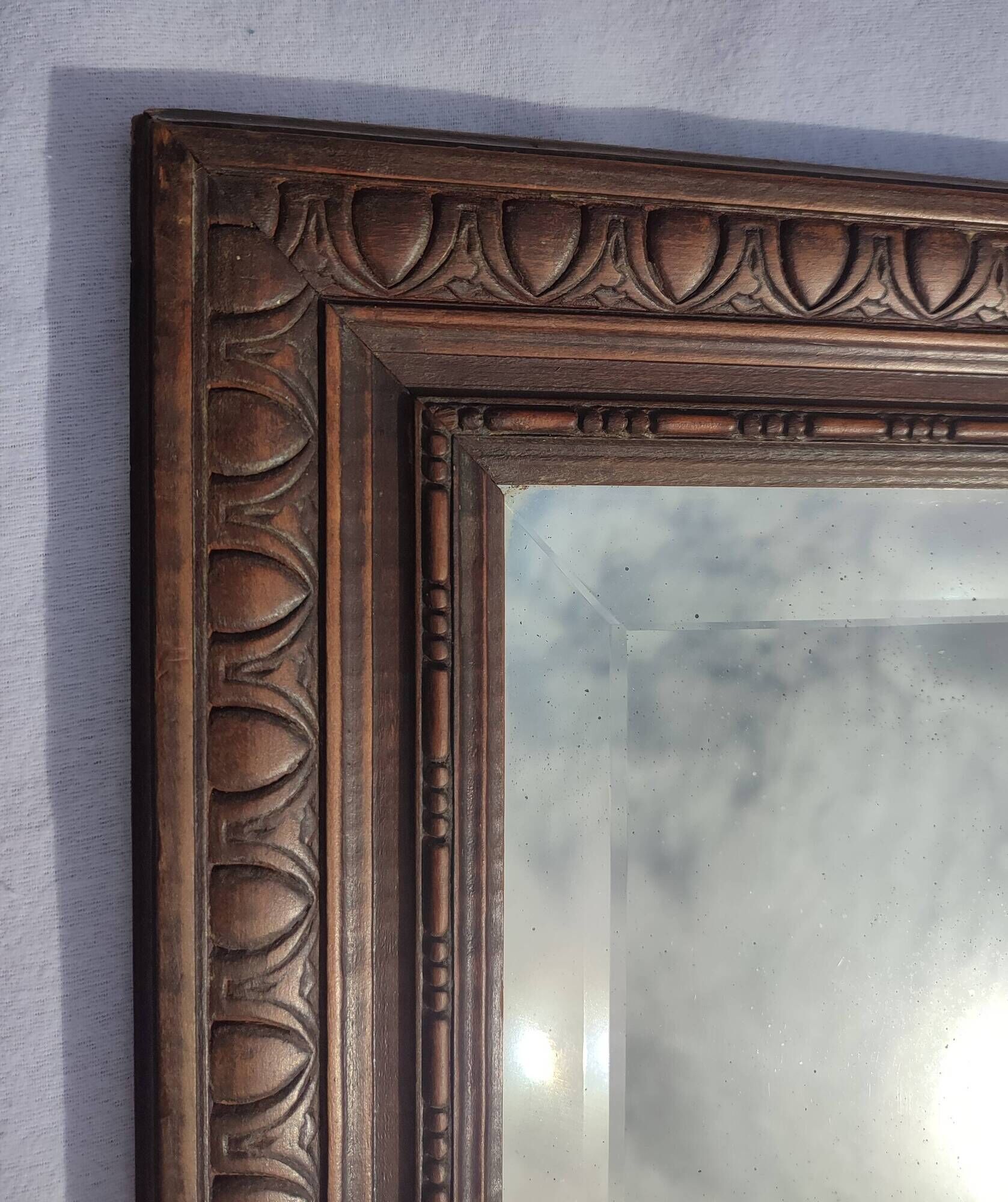 Grand miroir ancien biseauté cadre en bois sculpté