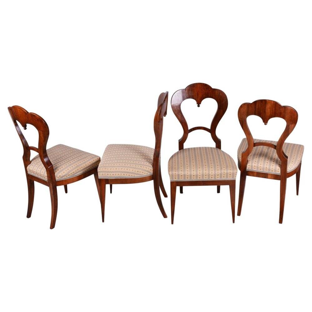 Biedermeier Chairs in Walnut, Austria, 1830s, Set of 4