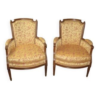 Pair of Louis XVI Bergères in walnut, late 18th century.