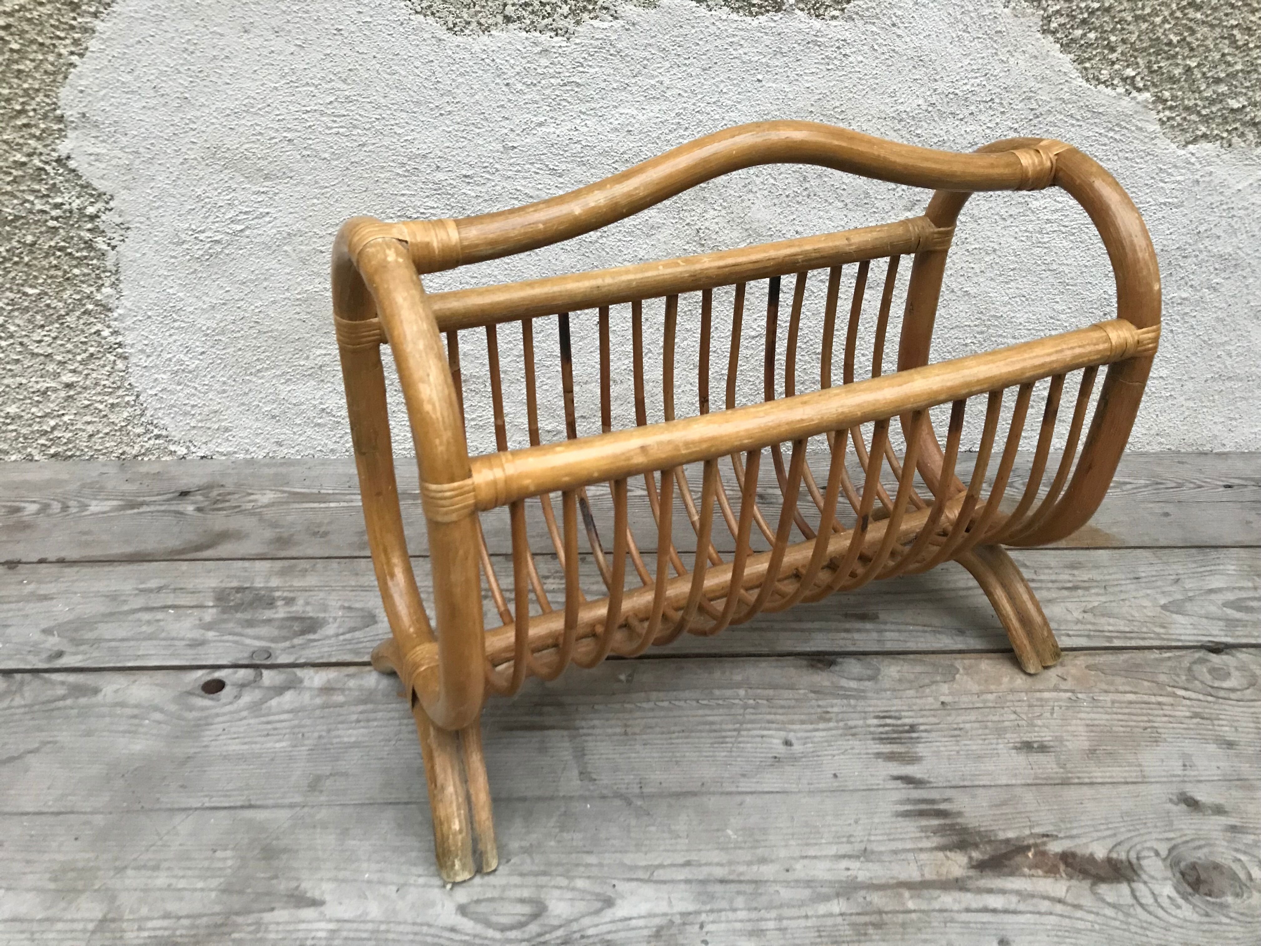 Magazine rack in braided rattan of the 60s