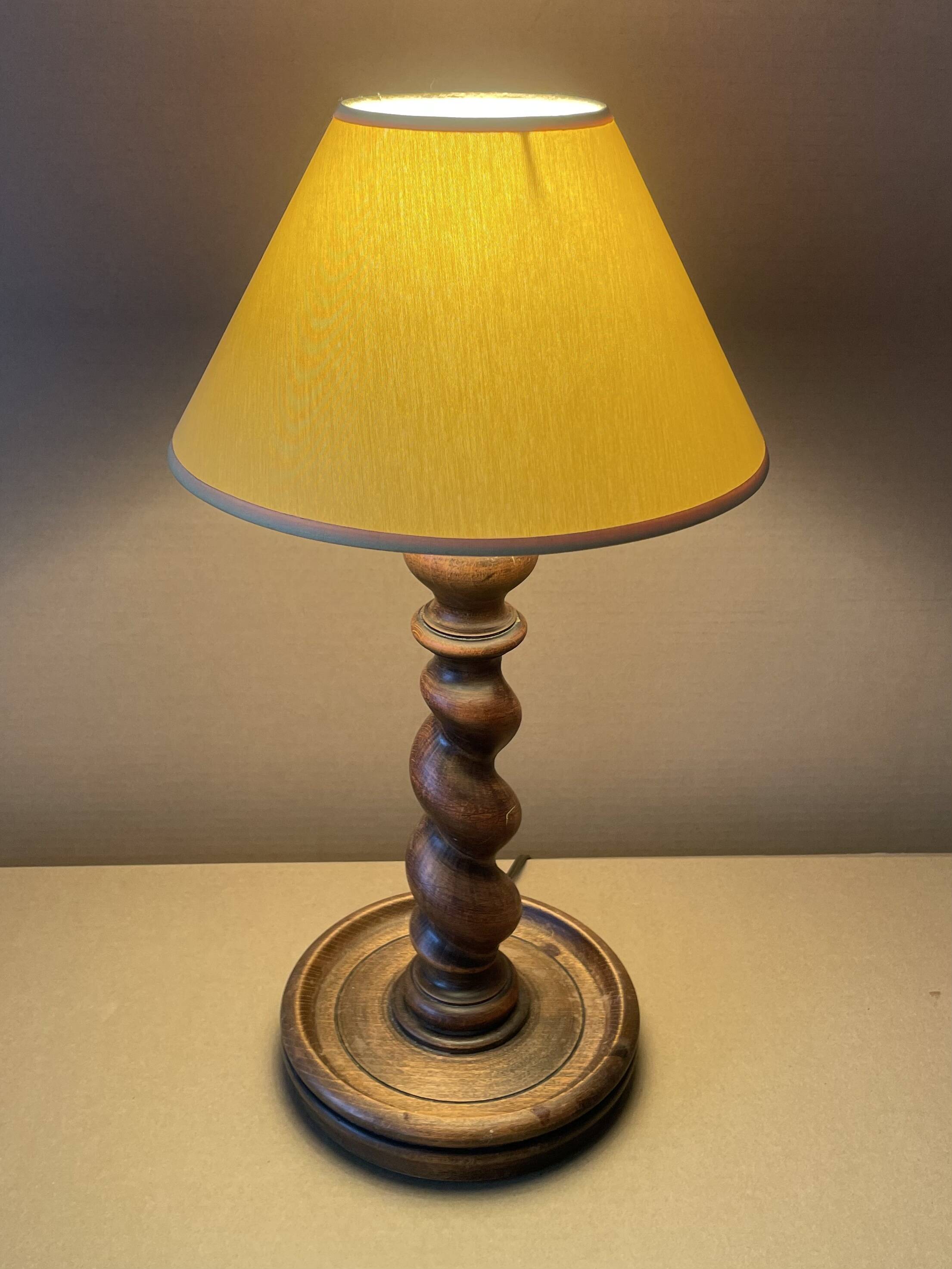 Lampe en bois ancienne