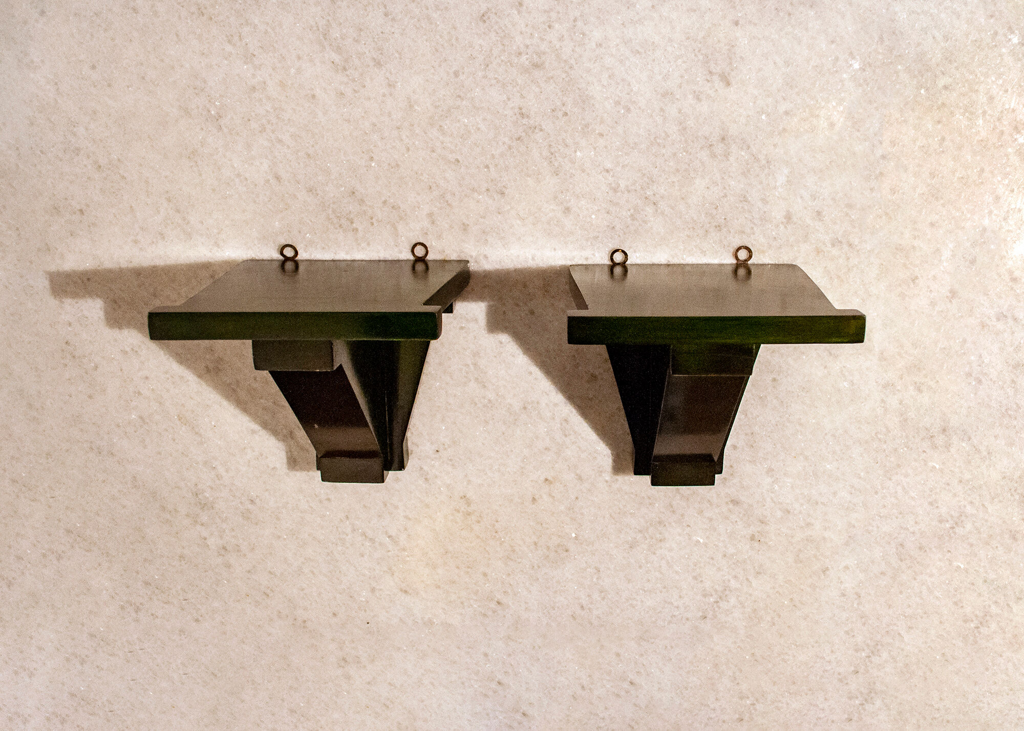 Étagères art déco en aniline de cerise. italie années 1930